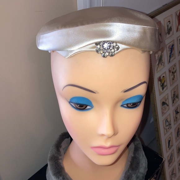 Accessories - Vintage satin white pillbox hat with rhinestone pin